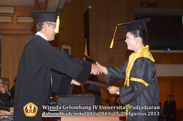 wisuda-unpad-gel-iv-ta-2012_2013-fakultas-ekonomi-dan-bisnis-oleh-dekan-087