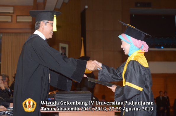 wisuda-unpad-gel-iv-ta-2012_2013-fakultas-ekonomi-dan-bisnis-oleh-dekan-088