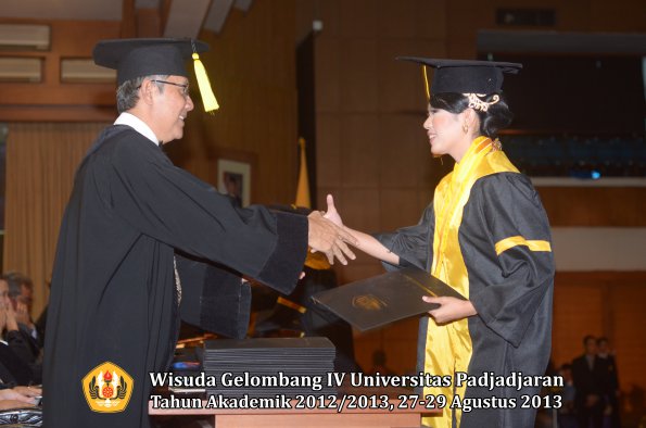 wisuda-unpad-gel-iv-ta-2012_2013-fakultas-ekonomi-dan-bisnis-oleh-dekan-089