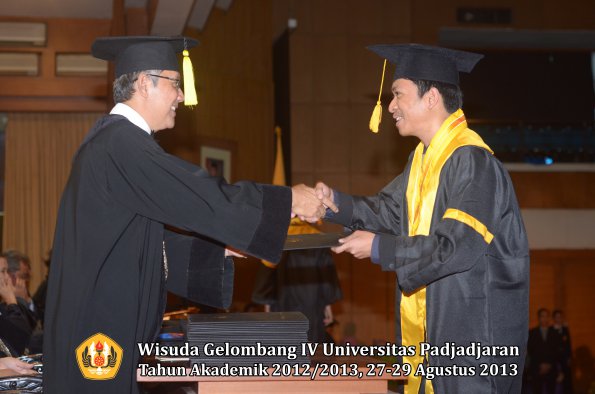 wisuda-unpad-gel-iv-ta-2012_2013-fakultas-ekonomi-dan-bisnis-oleh-dekan-090