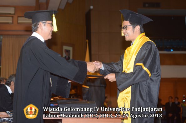 wisuda-unpad-gel-iv-ta-2012_2013-fakultas-ekonomi-dan-bisnis-oleh-dekan-096