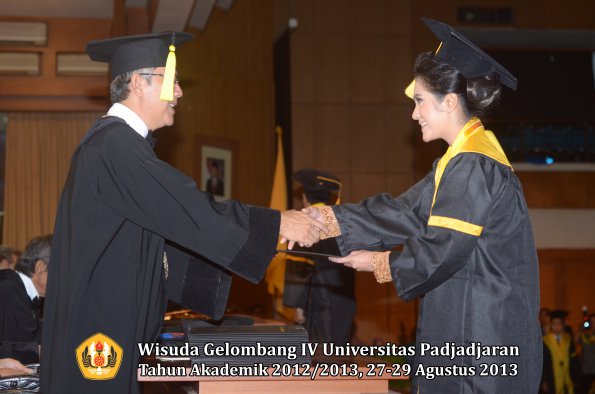 wisuda-unpad-gel-iv-ta-2012_2013-fakultas-ekonomi-dan-bisnis-oleh-dekan-097