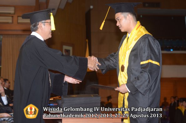 wisuda-unpad-gel-iv-ta-2012_2013-fakultas-ekonomi-dan-bisnis-oleh-dekan-116