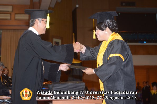 wisuda-unpad-gel-iv-ta-2012_2013-fakultas-ekonomi-dan-bisnis-oleh-dekan-119