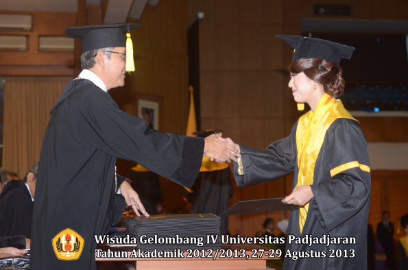 wisuda-unpad-gel-iv-ta-2012_2013-fakultas-ekonomi-dan-bisnis-oleh-dekan-121