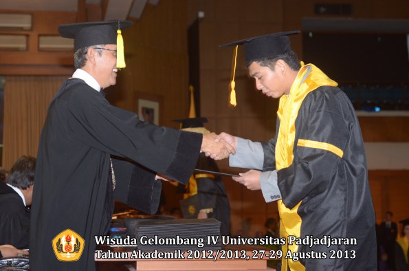 wisuda-unpad-gel-iv-ta-2012_2013-fakultas-ekonomi-dan-bisnis-oleh-dekan-125