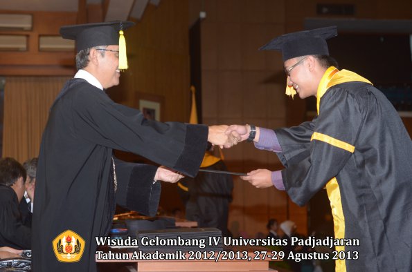 wisuda-unpad-gel-iv-ta-2012_2013-fakultas-ekonomi-dan-bisnis-oleh-dekan-131