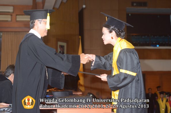 wisuda-unpad-gel-iv-ta-2012_2013-fakultas-ekonomi-dan-bisnis-oleh-dekan-133