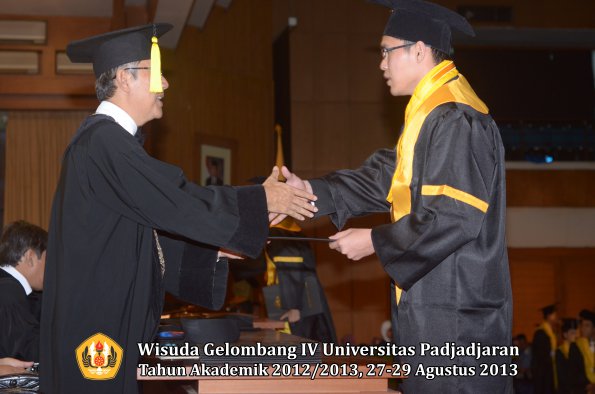 wisuda-unpad-gel-iv-ta-2012_2013-fakultas-ekonomi-dan-bisnis-oleh-dekan-137