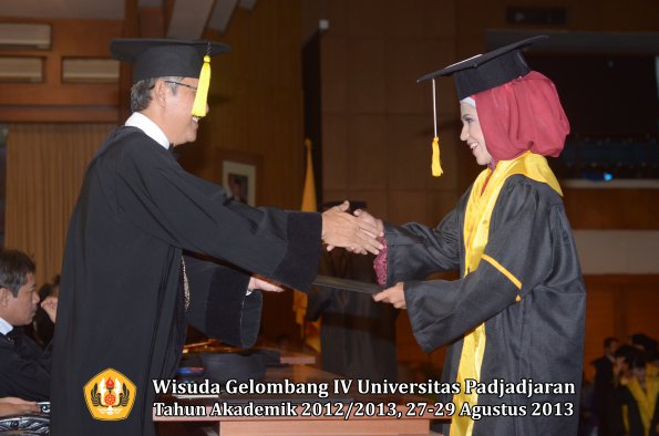 wisuda-unpad-gel-iv-ta-2012_2013-fakultas-ekonomi-dan-bisnis-oleh-dekan-144