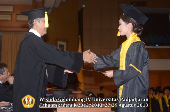 wisuda-unpad-gel-iv-ta-2012_2013-fakultas-ekonomi-dan-bisnis-oleh-dekan-146