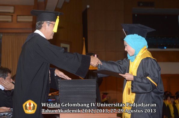 wisuda-unpad-gel-iv-ta-2012_2013-fakultas-ekonomi-dan-bisnis-oleh-dekan-147