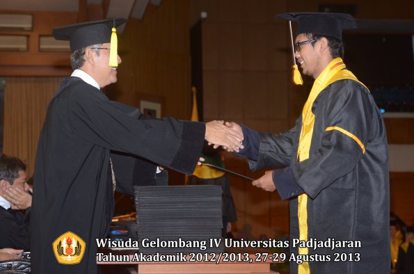 wisuda-unpad-gel-iv-ta-2012_2013-fakultas-ekonomi-dan-bisnis-oleh-dekan-148