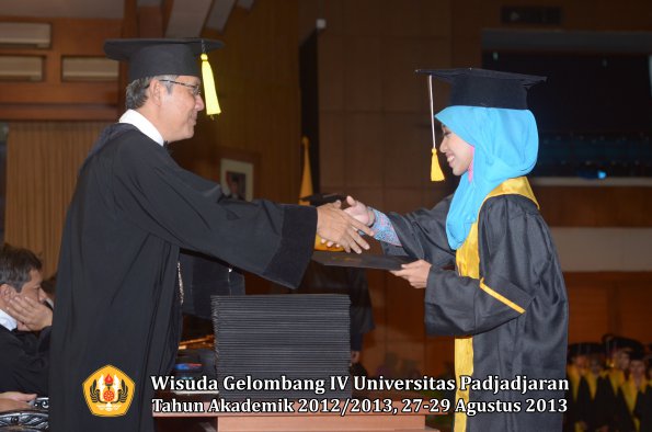 wisuda-unpad-gel-iv-ta-2012_2013-fakultas-ekonomi-dan-bisnis-oleh-dekan-149