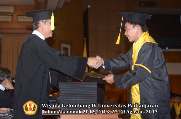 wisuda-unpad-gel-iv-ta-2012_2013-fakultas-ekonomi-dan-bisnis-oleh-dekan-151