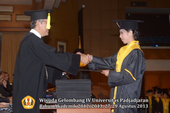 wisuda-unpad-gel-iv-ta-2012_2013-fakultas-ekonomi-dan-bisnis-oleh-dekan-154