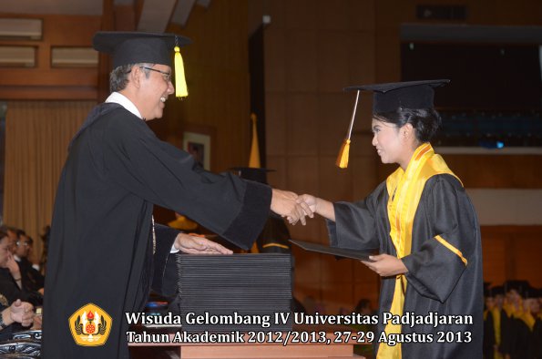 wisuda-unpad-gel-iv-ta-2012_2013-fakultas-ekonomi-dan-bisnis-oleh-dekan-155