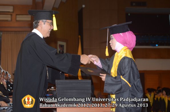 wisuda-unpad-gel-iv-ta-2012_2013-fakultas-ekonomi-dan-bisnis-oleh-dekan-156