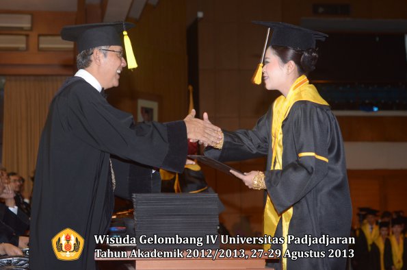 wisuda-unpad-gel-iv-ta-2012_2013-fakultas-ekonomi-dan-bisnis-oleh-dekan-157