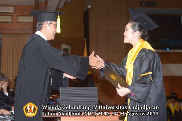 wisuda-unpad-gel-iv-ta-2012_2013-fakultas-ekonomi-dan-bisnis-oleh-dekan-158