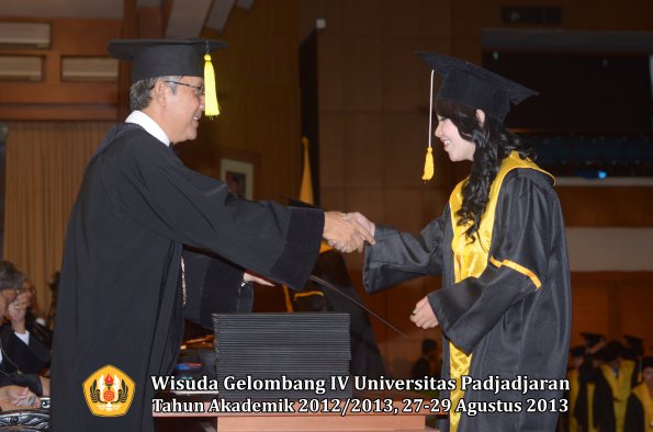 wisuda-unpad-gel-iv-ta-2012_2013-fakultas-ekonomi-dan-bisnis-oleh-dekan-159