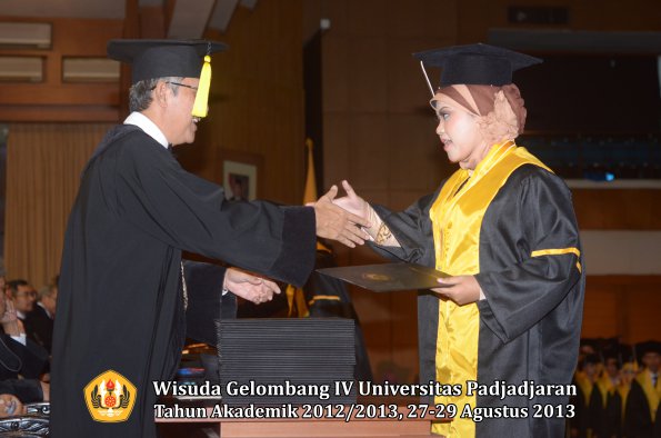 wisuda-unpad-gel-iv-ta-2012_2013-fakultas-ekonomi-dan-bisnis-oleh-dekan-160