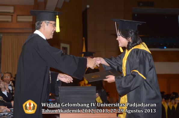 wisuda-unpad-gel-iv-ta-2012_2013-fakultas-ekonomi-dan-bisnis-oleh-dekan-161