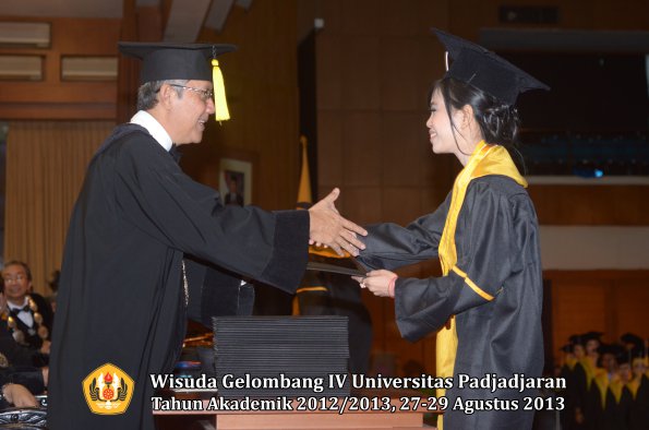 wisuda-unpad-gel-iv-ta-2012_2013-fakultas-ekonomi-dan-bisnis-oleh-dekan-162