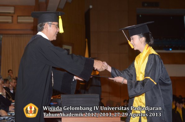 wisuda-unpad-gel-iv-ta-2012_2013-fakultas-ekonomi-dan-bisnis-oleh-dekan-170