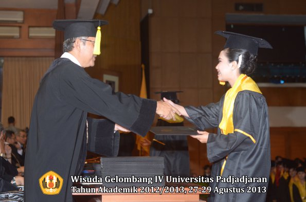 wisuda-unpad-gel-iv-ta-2012_2013-fakultas-ekonomi-dan-bisnis-oleh-dekan-171