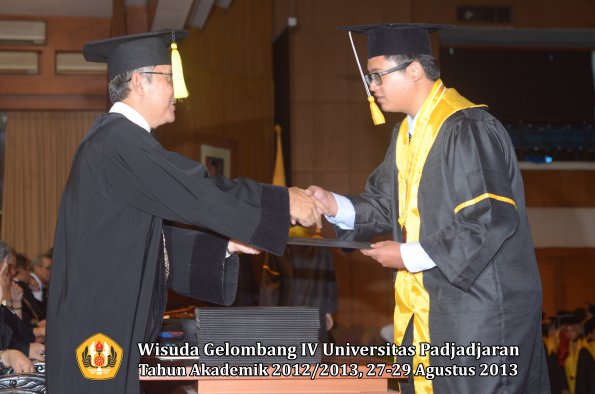 wisuda-unpad-gel-iv-ta-2012_2013-fakultas-ekonomi-dan-bisnis-oleh-dekan-172