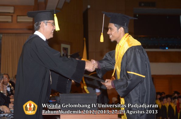 wisuda-unpad-gel-iv-ta-2012_2013-fakultas-ekonomi-dan-bisnis-oleh-dekan-173