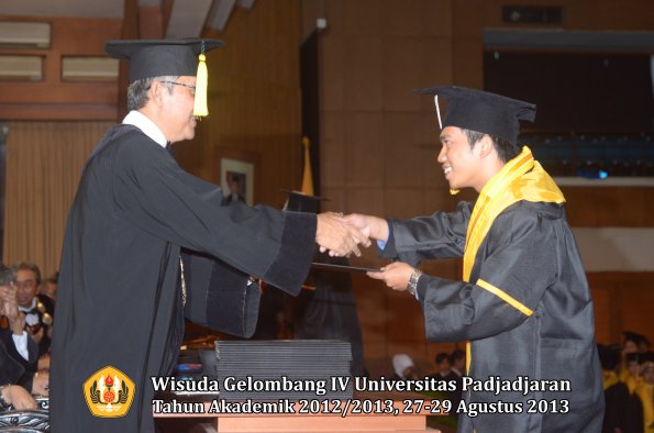 wisuda-unpad-gel-iv-ta-2012_2013-fakultas-ekonomi-dan-bisnis-oleh-dekan-174