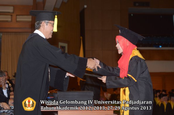 wisuda-unpad-gel-iv-ta-2012_2013-fakultas-ekonomi-dan-bisnis-oleh-dekan-175