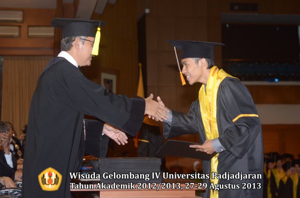 wisuda-unpad-gel-iv-ta-2012_2013-fakultas-ekonomi-dan-bisnis-oleh-dekan-176