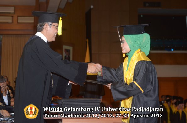 wisuda-unpad-gel-iv-ta-2012_2013-fakultas-ekonomi-dan-bisnis-oleh-dekan-177