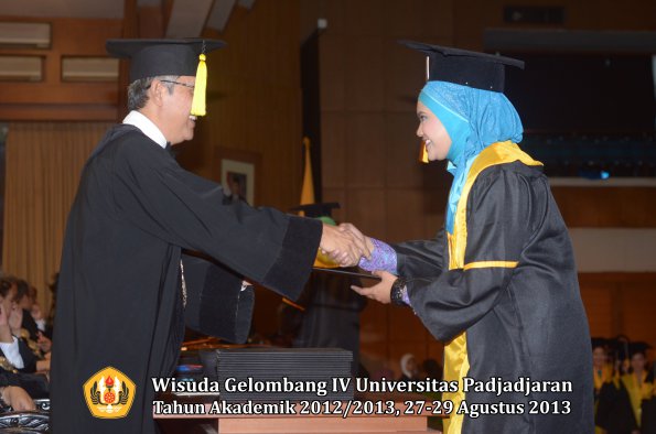 wisuda-unpad-gel-iv-ta-2012_2013-fakultas-ekonomi-dan-bisnis-oleh-dekan-178