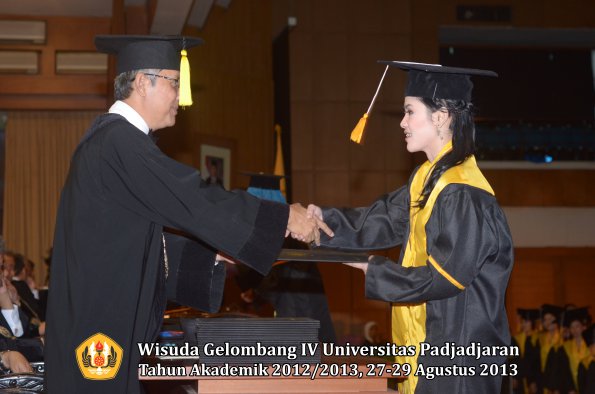 wisuda-unpad-gel-iv-ta-2012_2013-fakultas-ekonomi-dan-bisnis-oleh-dekan-179