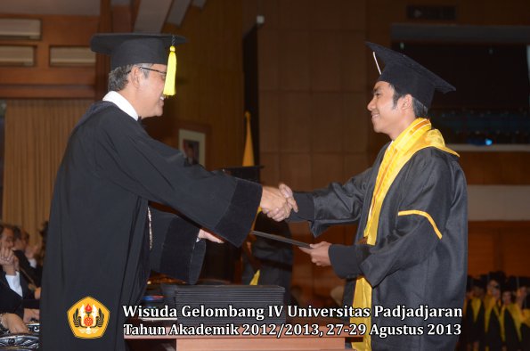 wisuda-unpad-gel-iv-ta-2012_2013-fakultas-ekonomi-dan-bisnis-oleh-dekan-180