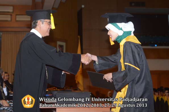 wisuda-unpad-gel-iv-ta-2012_2013-fakultas-ekonomi-dan-bisnis-oleh-dekan-181