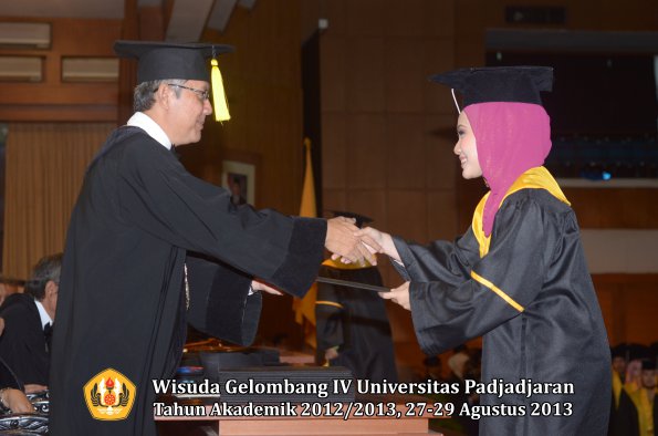 wisuda-unpad-gel-iv-ta-2012_2013-fakultas-ekonomi-dan-bisnis-oleh-dekan-187