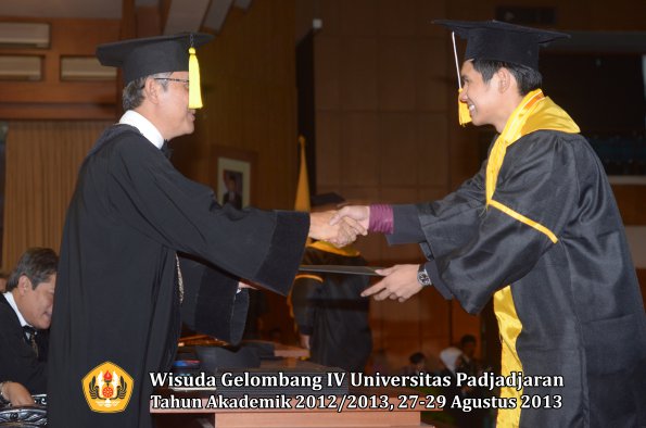 wisuda-unpad-gel-iv-ta-2012_2013-fakultas-ekonomi-dan-bisnis-oleh-dekan-191