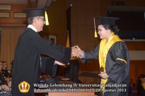 wisuda-unpad-gel-iv-ta-2012_2013-fakultas-ekonomi-dan-bisnis-oleh-dekan-200