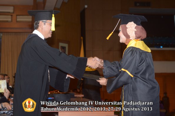 wisuda-unpad-gel-iv-ta-2012_2013-fakultas-ekonomi-dan-bisnis-oleh-dekan-201