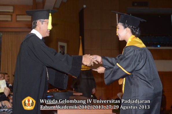 wisuda-unpad-gel-iv-ta-2012_2013-fakultas-ekonomi-dan-bisnis-oleh-dekan-202