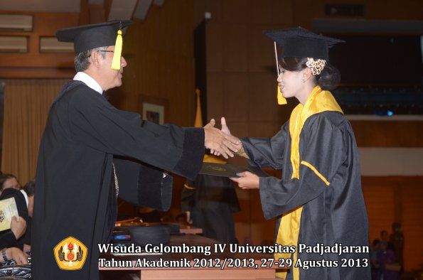 wisuda-unpad-gel-iv-ta-2012_2013-fakultas-ekonomi-dan-bisnis-oleh-dekan-203