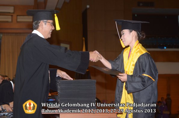 wisuda-unpad-gel-iv-ta-2012_2013-fakultas-ekonomi-dan-bisnis-oleh-dekan-204