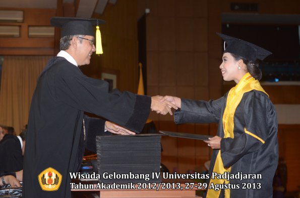 wisuda-unpad-gel-iv-ta-2012_2013-fakultas-ekonomi-dan-bisnis-oleh-dekan-205