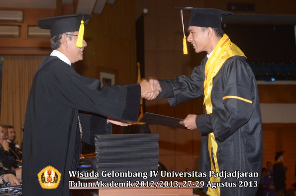 wisuda-unpad-gel-iv-ta-2012_2013-fakultas-ekonomi-dan-bisnis-oleh-dekan-206