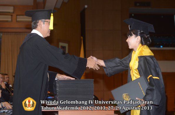 wisuda-unpad-gel-iv-ta-2012_2013-fakultas-ekonomi-dan-bisnis-oleh-dekan-207